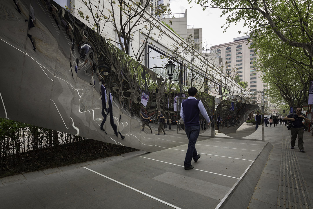 街头公共艺术-上海新天地镜面反射装置 (5)